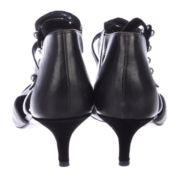 Chanel Cap-Toe CC Heels - Authentic - Picture 4 of 6